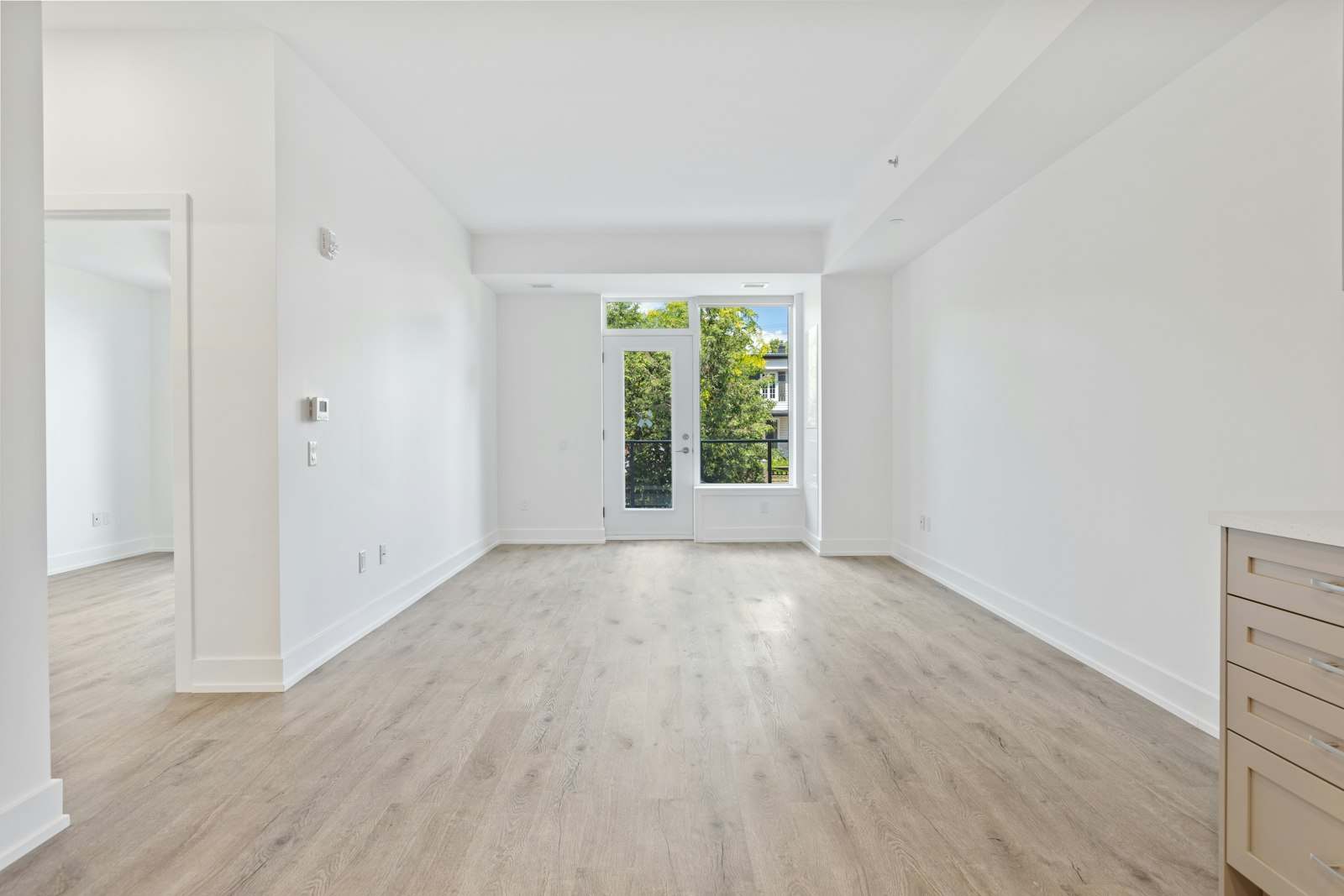 Piso vacío recién reformado, con suelo de madera y paredes blancas